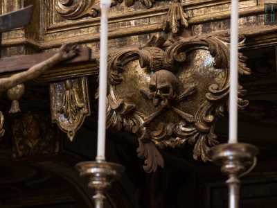 Ma naturalmente anche l�interno rivela numerosi simboli che richiamano la morte. Come il teschio posto in uno stemma dorato e intarsiato al centro della cantoria...